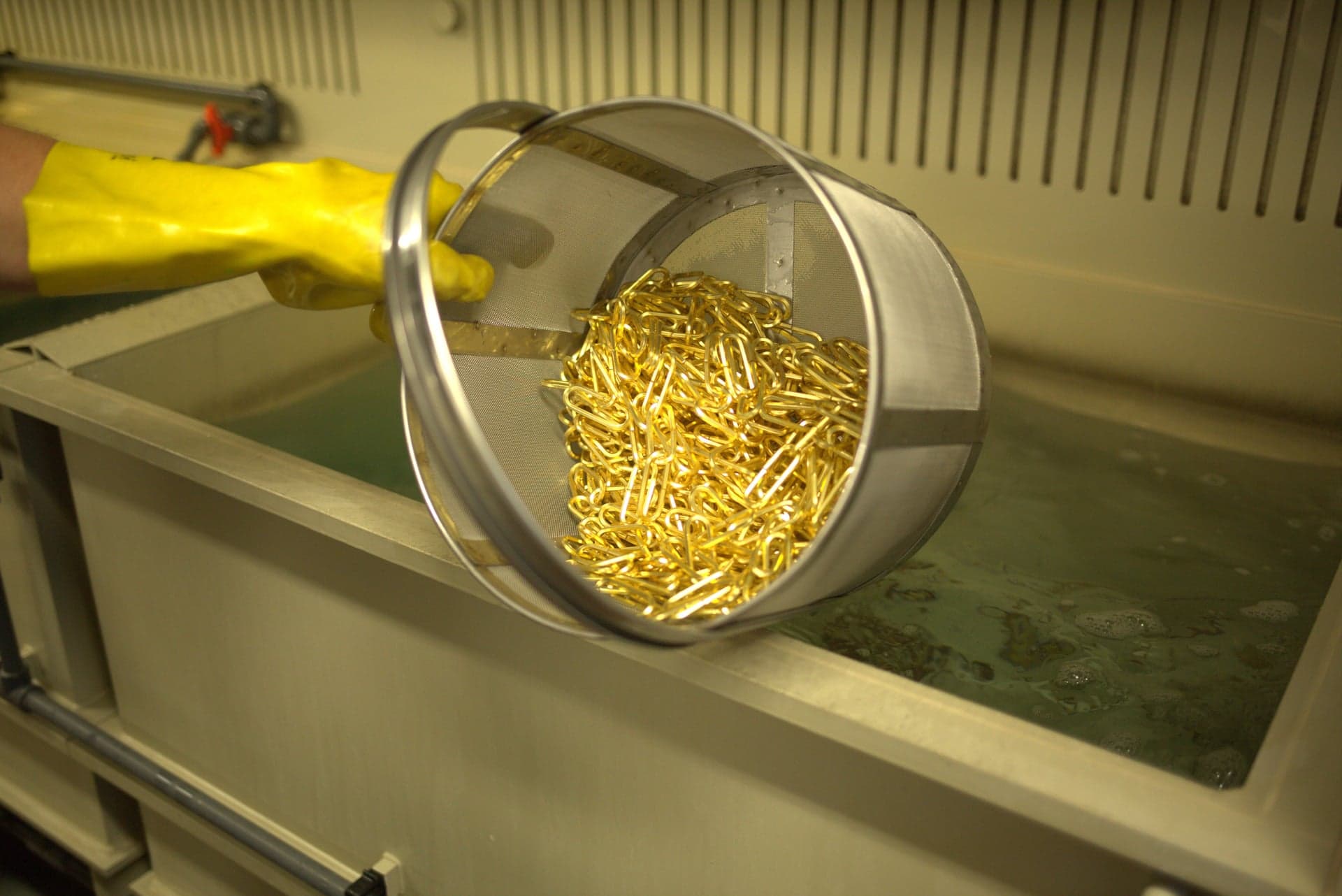 Galvanizování - 2 Moření kovu.jpg